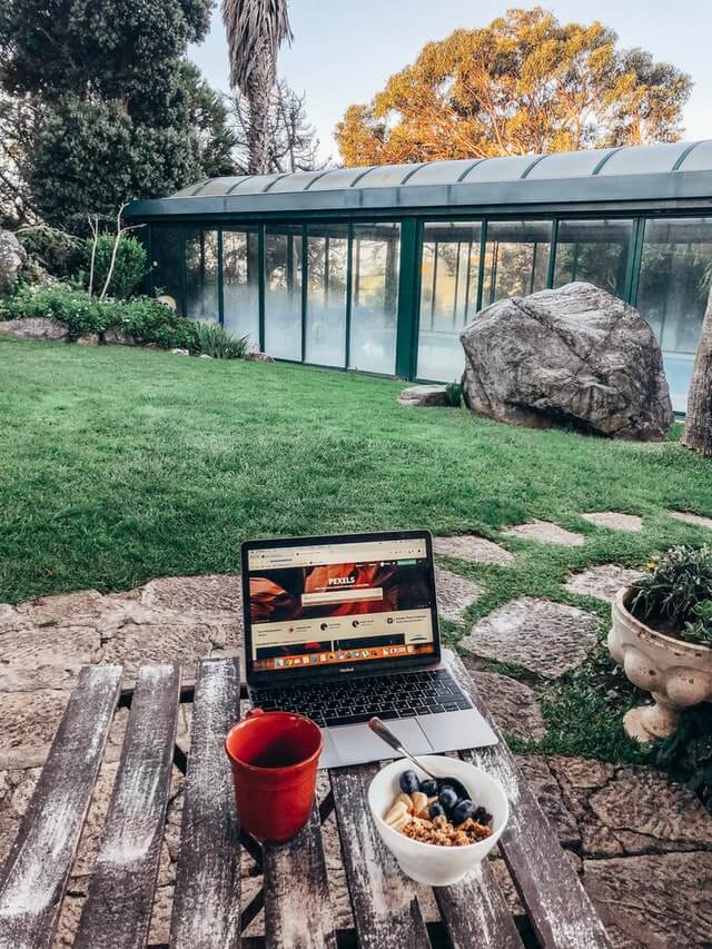 Image-of-article-by-digital-nomads-daily-about-remote-work-and-benefits-of-working-remotely