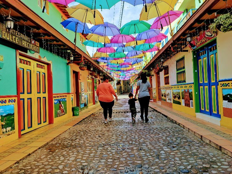 Guatapé Plazoleta de Los Zócalos - corritta lewis