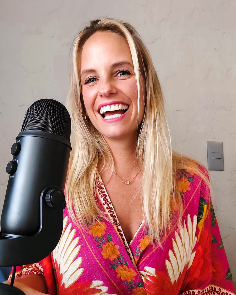 Nienke Nina host of the digital nomads daily podcast making your side hustle successful